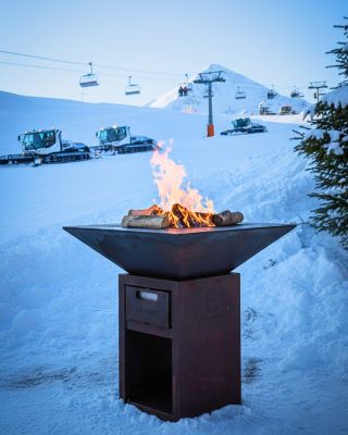 🔥 Vulcanus v horách. Naše grily stojí v několika lyžařských střediscích.👇 Fungují i v mrazu a sněhu – oheň vždy přitáhne...